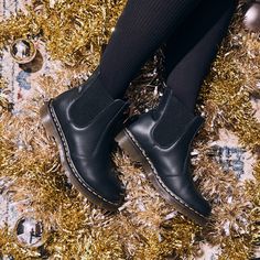 The 2976 Chelsea boot from Dr. Martens will be the way to your heart. This street-style favorite is fashioned with leather and dual gores for a little extra stretch. Dr Martens 2976 Outfit, 2976 Bex Smooth Leather Chelsea Boots, Doc Marten Chelsea Boot, 2976 Chelsea Boots, Dr Martens 2976, Black Dr Martens, Yellow Heels, Chelsea Boots Women, Black Chelsea Boots