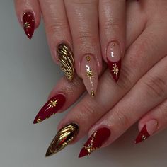 Dark Red Nails Christmas, Red Green And Gold Nails, Red And Gold Nails Christmas, Dark Red Nails With Gold, Christmas Nails Dark Red, Nail Gem Designs, Dark Red Christmas Nails, Star Nails Acrylic, Nails Star