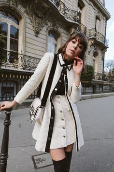 Tudo ✔️ Feminine Winter Outfits, Engaged Now What, Jenny Cipoletti, Thrifted Outfits, Coat Outfit, Mod Fashion, Black Women Fashion, Mode Inspo