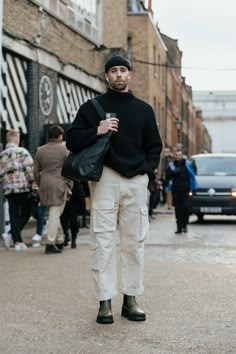 Mens Fall Fashion 2022 Streetwear, Mens Streetwear Fall 2023, London Fall Fashion Men, Men’s Fashion Week 2023, Fall Street Style Men, London Aesthetic Outfits Men, Art Gallery Date Outfit Men, Rooftop Bar Outfit Men, Men Casual Outfit 2023