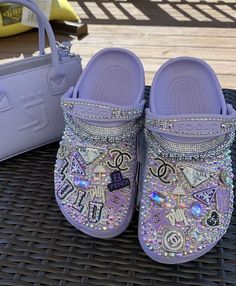 Crocs With Bling Charms, Crocs Designer Jibbitz, Crocs Diy Ideas, Cute Crocs Jibbitz Ideas, Diy Crocs Shoes, Glam Crocs, Crocs Jibbitz Aesthetic, Crocs Charm Ideas, Jibbitz Crocs Ideas