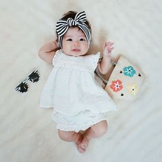 Baby Sitting Photoshoot Ideas, Baby Girl Photoshooting, Baby Girl Outfit Ideas, Homemade Baby Clothes, Girl Outfit Ideas, Baby Clothes Quilt, Monthly Baby Pictures, Monthly Baby Photos