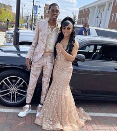 Champagne Prom Suit, Champagne Prom Dress Couple, Prom Couples Pink, Prom Colors For Couples, Prom Suit Outfits, Prom Suit And Dress, Pink Prom Suit, Peach Prom Dresses, Baddie Dresses