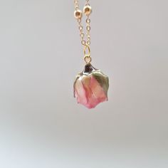 This Pink Rose necklace is a beautiful and unique piece of jewellery that features a real pink rose covered in resin. As a symbol of femininity, grace, and fresh love, this necklace is the perfect gift for a loved one on special occasions like Birthdays and Valentine's Day. The dried flower pendant is around 2 cm in size and hangs from a stylish 18k gold-plated chain that measures approximately 21 cm in length. Please note that as each piece is unique, the size may vary slightly due to natural variations in flower sizes. Additionally, the colours of the flowers may vary since they are natural. This necklace is a delicate item, so it's important to take care of it. Avoid exposing it to sunlight or chemicals and try not to scratch the surface. By following these simple instructions, you can Romantic Kibbe Style, Pixie Hollow Aesthetic, Hollow Aesthetic, Flower In Resin, Fresh Love, Boho Wedding Jewelry, Dried Flower Jewelry, Jewelry Real, Blooming Rose