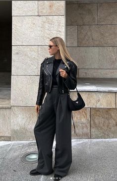 Paris Winter Street Style, Outfit Total Black, Rising Aesthetic, Black Street Style, Black Jacket Outfit, Virgo Rising, Autumn Outfit Inspo, Style Essence