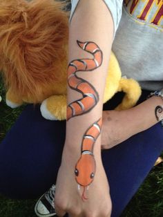 Snake Body Painting, Snake Face Paint Easy, Face Paint Hand Designs, Arm Face Paint Ideas, Face Painting Animals Easy, Arm Painting Ideas, Face Paint On Hand, Face Painting Snake, Painting On Arm