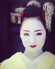 Maiko Makeup, Geisha Photography, Geisha Photo, Geisha Makeup, Floating Flowers, Art Japonais