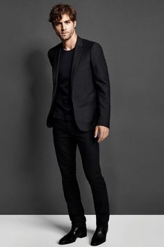 Black Outfit Men, Black Suit Men, Mens Fashion Smart, Foto Tips, Outfit Trends, Black Suit, Mens Fashion Suits, All Black Outfit, Nina Dobrev