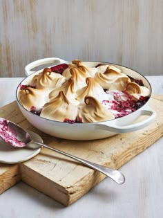 Vanilla Berry Baked Pavlova | Donna Hay Fall Pavlova Recipe, Thanksgiving Pavlova, Fall Pavlova, Easy Pavlova Recipe, Easy Pavlova, Pavlova Recipes, Bio Facebook, Mini Pavlovas, Pavlova Dessert