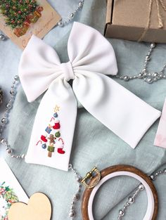 #embroidery #embroiderylove #bows  #тканевыйбант #бантсвышивкой #вышивка #новыйгод Season Embroidery, Felt Hair Clips, Hair Diy, Handmade Hair Clip, Embroidery Christmas, Christmas Embroidery, Christmas Bows, Casual Style Outfits, Diy Hairstyles