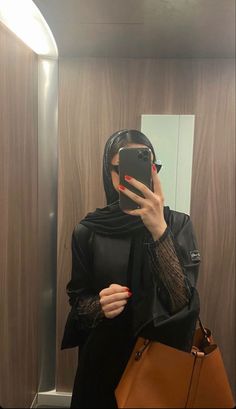 Abaya Poses For Instagram, Black Abaya Aesthetic, New Abaya Design, Luxury Abaya Aesthetic, Rich Abaya Aesthetic, Khaleeji Aesthetic Black Abaya, Abaya Outfit, Hijabi Fits