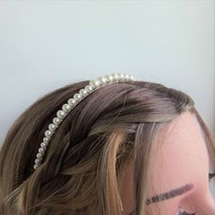 White pearl hair bandThis is a chic and simple pearl hair band, made with luxurious white Swarovski crystal pearls ranging in size from 4mm to 8mm. The pearls are carefully attached to a silver colour band with non-tarnish silver plated wire.The band is approximately 3mm wide, with a circumference of approximately 12cm (4 3/4"), but of course the metal has some bend in it to comfortably fit a range of head sizes. The beaded section covers the centre 22cm (8 3/4") of the band.This simple tiara wo Pearl Hair Band Hairstyles, Diy Pearl Headband, Pearl Headband Hairstyles, Hair Band Hairstyles, Simple Tiara, Bridal Headband Pearl, Pearl Hair Band, Valentines Hairstyles, Pearl Hair Accessories