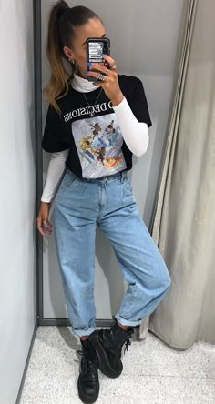 Chic Indie Outfits, Fall Thrift Outfits Trendy, Grunge Travel Outfits, Tshirt Turtleneck Outfit, Black Everyday Outfits, Casual 2024 Style Trends, Large Jean Jacket Outfit, Edgy 90s Outfits, Rbt Outfit Ideas