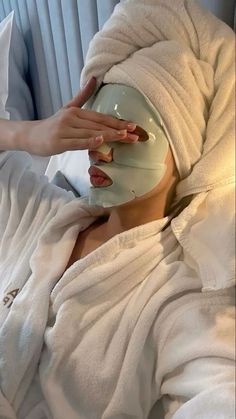 Morning And Night Routine, Facial Aesthetic, Fall Skincare Routine, Modest Street Fashion, Inspirational Quotes Success, Haut Routine, Autumn Skincare, Tanning Products, Confidence Boosters