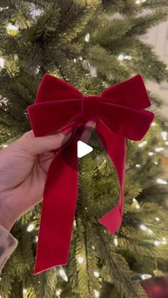 Jayde White 🧿 on Instagram: "How I tie my bows as requested❣️ I find this the easiest way to get a double loop bow although there is lots of other ways. Ribbon is from Amazon and I bought some wire hooks also from Amazon to attach to the tree & garland. 🎄✨  #christmashack #christmasdecor #christmasdecorations #christmastree #christmasbows" How To Make Ribbon Bows Christmas Tree, How To Tie A Double Bow With Ribbon, How To Make A Double Bow, How To Tie A Big Bow, Bow Tree Topper Diy, Double Loop Bow, Diy Tree Topper, How To Tie Ribbon, Christmas Tree Bows