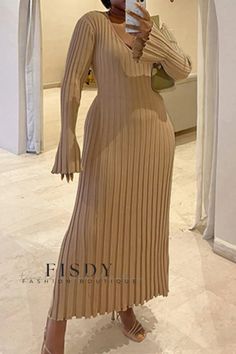 Fisdy - Elegantes y versátiles vestidos en V para un look informal Maxi Pattern, Soft Dresses, Pleated Dresses, Long Knitted Dress, Elegant Skirt, Long Dress Casual, Autumn Dress, Elegant Dresses For Women, Maxi Knit Dress