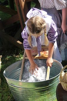 Chasing Cheerios: A "Little House on the Prairie" Party -- this looks AWESOME!!! Pioneer Day Activities, Pioneer Activities, Pioneer Crafts, Washer Cleaning, Pioneer Day, Pioneer Life, Prairie Home, Wilde Westen, Little House On The Prairie