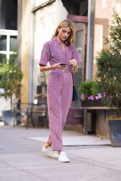 Pola Jumpsuit, Summer Jumpsuit Outfit, Look Office, Jumpsuit Outfits, Older Women Fashion, Jumpsuit Outfit, Spring Fashion Trends, Striped Jumpsuit, Mode Inspo