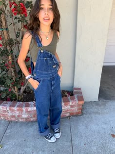 Salopette Outfit Summer, Summer Outfits Dungarees, Water Day Outfit, Outfit Ideas Dungarees, Overall Fits Aesthetic, 90s Fashion Outfits Summer, Outfit Salopette, Overals Outfits, Cute Dungaree Outfits