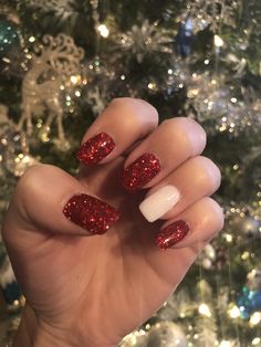 December Nails Christmas Red, Christmas Gel Dip Nails, Short Dip Christmas Nails, Nails Dip Christmas, Christmas Red And White Nails, Red Tip Nails Christmas, Short Dip Nails Christmas, Christmas Nails Red Short