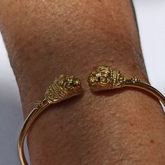 Bracelet With Lion Heads Made in 18K Solid Yellow Gold symbol - Etsy Canada Lion Bangle Gold, Gold Hand Bracelet, Lion Head Bracelet, Gold Symbol, Gold Ideas, Modern Bangle, Lion Bracelet, Symbol Of Power, Bangle Design