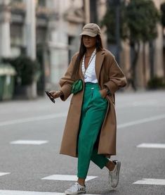 Sophisticated Outfits Classy Chic Street Styles, Colorful Boots Outfit, Stile Casual Chic, Chique Outfit, Stylish Work Attire, Brown Coat, Green Pants