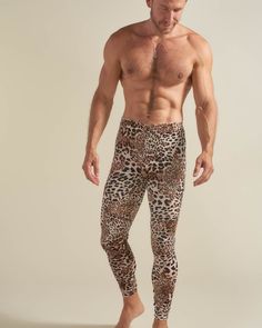 Leggings are not only for women. More and more men are embracing them and we break down our top picks for best men's leggings. Plus we show you how you can style them and make them work for you. So if you've ever wondered if you can pull off "meggings" we are here to tell you YES YOU CAN! and guide you through it. Arabian Leopard, Fashion Everyday, Social Environment, Leopard Leggings, Mens Tights, Vegan Clothing, Fashion Leggings