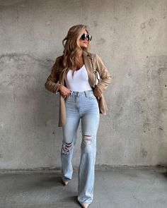 Flare Jeans Outfit, Outfits Con Jeans, Date Outfit Casual, Simple Trendy Outfits, Mom Outfits, Work Fashion, Ripped Jeans, Classy Outfits