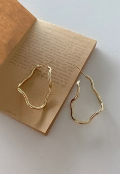 Cool Undertone Jewelry, Gold Jewelry Hoops, Aesthetic Gold Earrings, Gold Earing, خواتم خطوبة, Minimalist Jewellery, Striped Earrings, Jewelry Accessories Ideas, Dope Jewelry