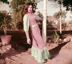 Perveen Babi 70s Actresses, Bollywood Icons, Vintage Indian Clothing, Parveen Babi, Old Bollywood Movies, Go Go Boots, Collage Frame, 90s Bollywood