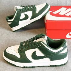 Nike Dunk Low Vintage Green Shoe Plug, Nike Fashion Sneakers, Jordan Retro 1, Nike Models, Retro 1, Cute Nike, Green Sneakers, Cute Nike Shoes, Nike Sneakers Women