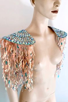 Grote AB Crystal Epaulets Laser Cut Pailletten Fringes MADE in - Etsy Nederland Indigenous Clothes, Outfits Mujeres, Fringe Jewelry, Shoulder Jewelry, Fest Outfits, Gold Fringe, Bachelorette Outfits, Body Adornment, Feather Headdress