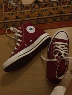 Dark red converse ❤️‍🔥 Burgundy Platform Converse, Dark Red Platform Converse, Deep Red Converse, Maroon Converse Aesthetic, Cherry Red Converse, Dark Red Converse Outfit, Red Platform Converse, Red Aethstetic