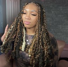 Boho invisible locs, mixed color invisible locs Boho Invisible Locs, Invisible Locs Hairstyles, Vacation Hairstyles, Body Smells, Honey Hair, Elegant Dresses For Women, Locs Hairstyles, Box Braids Hairstyles