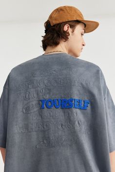 Erleben Sie ultimativen Komfort und Stil mit unserem Loose-Stickerei-Oversize-T-Shirt aus 92 % Polyester und 8 % Elastan. Der O-Ausschnitt-Kragen verleiht einen Hauch von lässiger Eleganz, während die lockere Passform freie Bewegung ermöglicht.

 Einzelheiten
 Material: 92 % Polyester, 8 % Elasthan
 Kragen: O-Ausschnitt
 Passform: Locker Apparel Design Inspiration, Embroidery Tshirt, Free Movement, 자수 디자인, T Shirt Oversized, Oversized T Shirt, Women Trends, Casual Elegance, Apparel Design