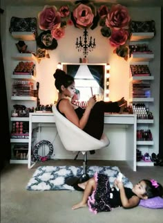 J.A 💗💜 A.A Diy Makeup Table Ideas, Diy Makeup Vanity Table, Pinterest Bedroom, Makeup Vanity Ideas Bedrooms, Vanity Diy, 40 Makeup, Diy Makeup Vanity, Makeup Room Decor, Vanity Ideas