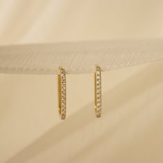 • Material: High Quality Solid 925 Sterling Silver• Finish: Sterling Silver ∙ 18K Gold• Featuring 12mm Length Cable Link Earrings with Pave CZ Stones Minimalist Gold Jewelry, Gold Minimalist Jewelry, Perfect Sisters, Chain Diamond, Link Earrings, Sparkle Diamonds, Elegant Jewelry, Minimalist Earrings, Cz Stone