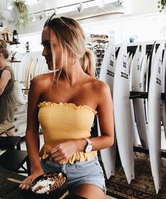 " ᴮᴱ ᵞᴼᵁᴿˢᴱᴸᶠ " Beach Outfit Yellow, Strapless Crop Top Outfits, Summer Tube Top Outfit, Yellow Crop Top Outfit, Surfergirl Style, Tube Top Outfits, Top Summer Outfits, 90's Fashion, Top Outfit