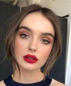 30 trendy makeup red lipstick fall #makeup Makeup Bibir, Airbrush Make Up, Soft Eye Makeup, Office Makeup, Natural Glam Makeup, Smoky Eyeshadow, Holiday Makeup Looks, Make Up Inspiration