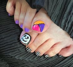 Jack and Sally toes. Nightmare Before Christmas Halloween Pedicure Ideas Toes Toenails, Jack And Sally Nails, Sally Nails, Christmas Toes, Jack Y Sally, Makeup Morphe