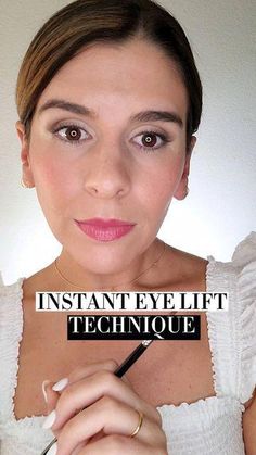 5,555 likes, 136 comments - katetalbertmua on September 5, 2022: "Let's fake an eye lift in under 2 minutes! I call this the "extra lash technique" and it's never steered me wrong. This eyeliner method...". Puffy Eyelids Makeup, Eye Makeup 30s, Makeup For Brown Eyes Hooded, Eyeliner Tips For Hooded Eyes, Lift Eyes With Makeup, Eye Makeup For Partially Hooded Eyes, Hooded Downturned Eye Makeup, How To Put Eyeshadow, Under Eyeliner