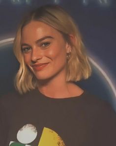 Blonde Bob Wavy Hair, Short Bob No Fringe, Beach Blonde Short Hair, Margot Robbie Bob, Blonde Bob Layers, Bob Highlights Blonde, Bob Hair Wedding, Blonde 90s Bob, Bob Hairstyles 2024 Trends