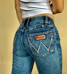 Wrangler Retro Jeans Women, Embroidered Bootcut Jeans, Wrangler Jeans Aesthetic, Bootcut Jeans Outfit Winter, Edgy Western Outfit, Wrangler Jeans Women's Outfit, Low Rise Bootcut Jeans Outfits, Baddie Cowgirl Outfits, Pants Outfits For Women