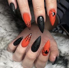 Fun Halloween Nails, Halloween Nail Art Easy, Black Halloween Nails, Nail Art Halloween, Holloween Nails, Halloween Nails Easy, Creepy Halloween Makeup, Unghie Nail Art, Cute Halloween Nails