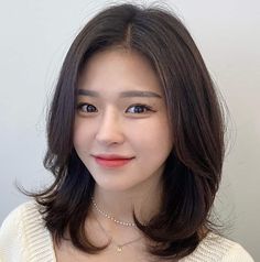 Mid Hair Length With Curtain Bangs, Hairstyle For Short Hair Round Face, Korean Mid Hairstyle, Korean Hairstyle Without Bangs, Korean Layered Medium Hair, Layer Haircut For Medium Hair Round Face, Haircuts That Suit Round Faces, Korean Mid Length Hair With Bangs, Round Face Korean Haircut