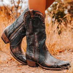 Freebird WARNER - Individually hand crafted from start to finish. Free Bird Boots, Freebird Boots, Street Accessories, Handcrafted Boots, Free Bird, Leather Western Boots, Boots For Sale, Small Leather Goods, Belt Size