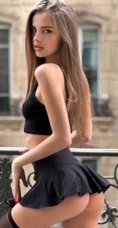 Female Modeling Poses, Comfy School Outfits, Pakistani Party Wear Dresses, Rich Women Lifestyle, Seeing Double, Pakistani Party Wear, Woman Loving Woman, Chique Outfits, Hottie Women