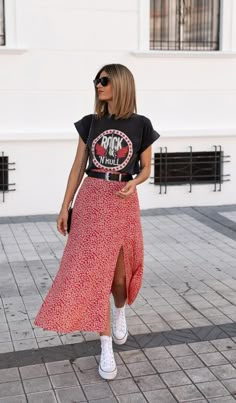 Ivory And Pink Outfit, Nice Work Outfits, Summer Style 2024 Women, Casual Black Skirt Outfit Summer, Modest Fashion Outfits Summer Casual, Summer Casual Outfits For Women 2024, Women Summer Outfits 2024, T Shirt And Skirt Outfit, T Shirt With Skirt