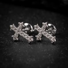 925 Sterling Silver Small Iced Cz Men Cross Stud Screw Back Earrings Material: White Gold Plated 925 Sterling Silver Size: 10mm In Length Post: Screw On Back Unisex Mens Silver Earrings, Boondocks Drawings, Men's Piercings, Sliver Earrings, Dope Jewelry Accessories, Nose Earrings, Glass Jewelry Box, Cross Earrings Studs, Stud Earrings For Men