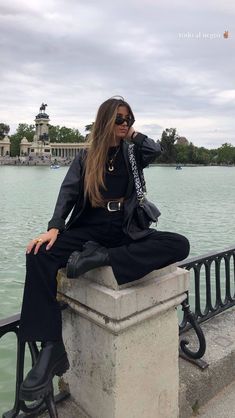 Madrid Winter Fashion, Madrid Spain Outfit Idea Winter, Tourist Outfit Winter, Madrid Spain Aesthetic Outfit, Outfits For Madrid, Madrid Outfits Fall, Madrid Spain Outfit Idea, Spain Winter Outfits, Madrid Photo Ideas